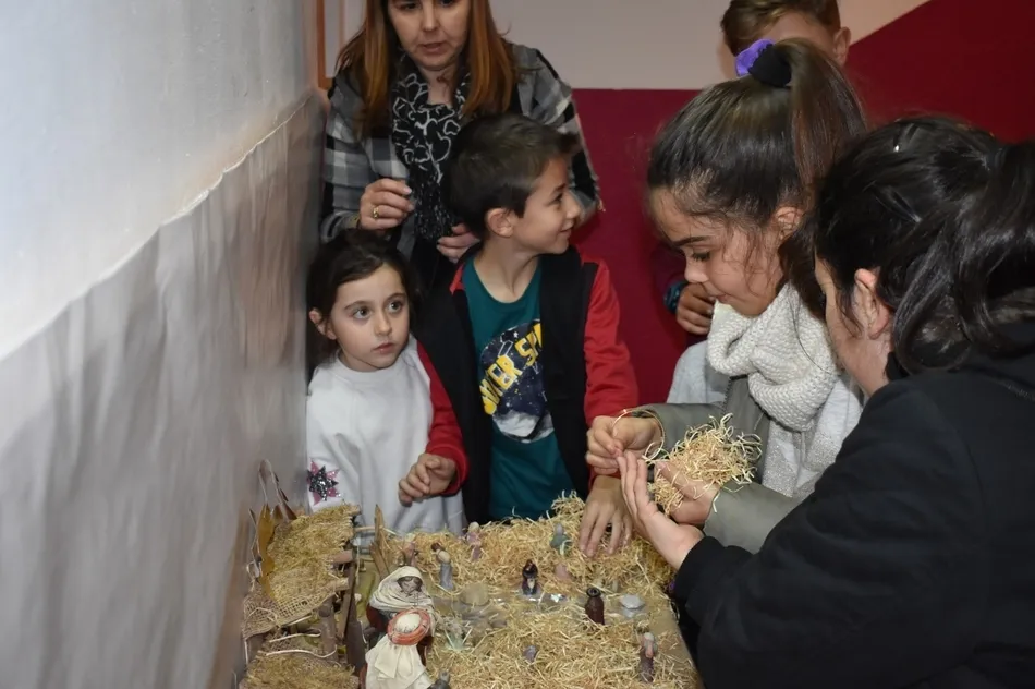 Foto 4 - M&aacute;s de 200 personas decoran el Colegio San Francisco  