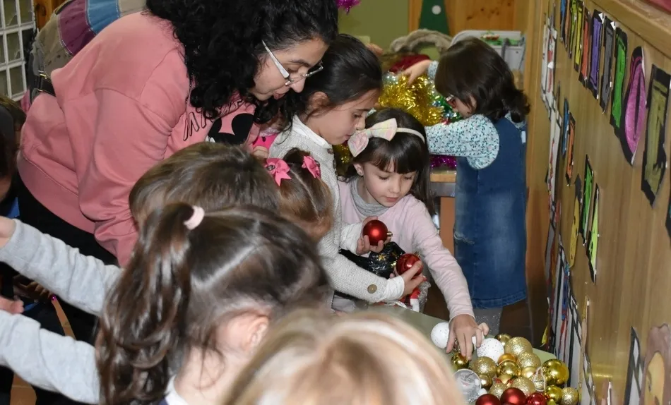 Foto 2 - M&aacute;s de 200 personas decoran el Colegio San Francisco  