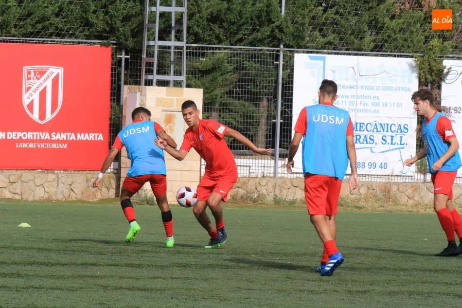 Los jugadores del Santa Marta, durante un calentamiento. / Alberto Martín