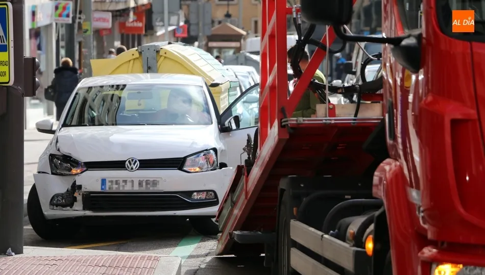 Foto 9 - Una mujer resulta herida tras el aparatoso vuelco de su coche en el Paseo de Carmelitas  