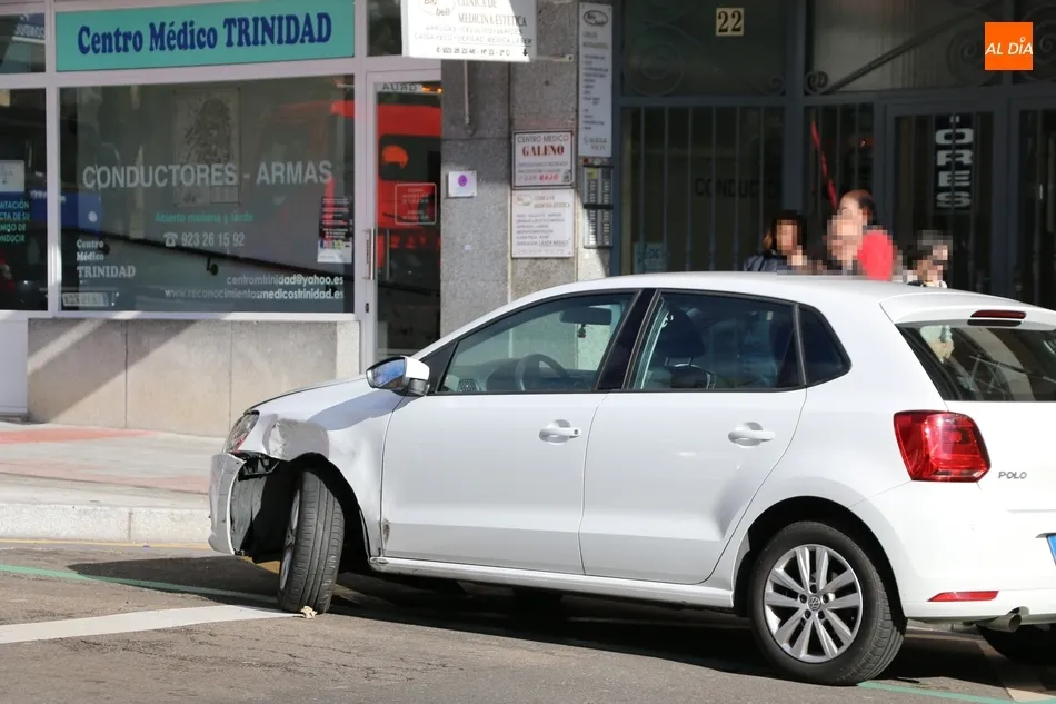 Foto 7 - Una mujer resulta herida tras el aparatoso vuelco de su coche en el Paseo de Carmelitas  