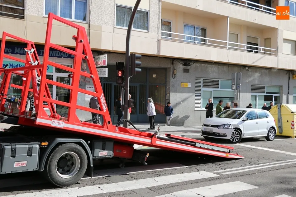 Foto 6 - Una mujer resulta herida tras el aparatoso vuelco de su coche en el Paseo de Carmelitas  