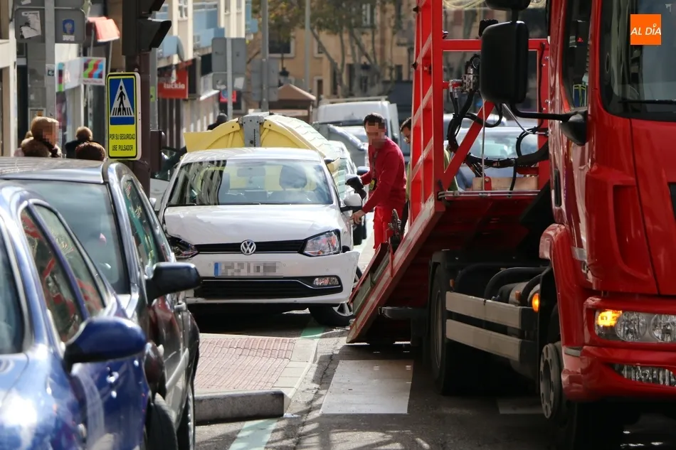 Foto 4 - Una mujer resulta herida tras el aparatoso vuelco de su coche en el Paseo de Carmelitas  
