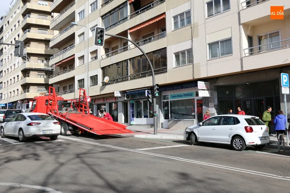Foto 3 - Una mujer resulta herida tras el aparatoso vuelco de su coche en el Paseo de Carmelitas  