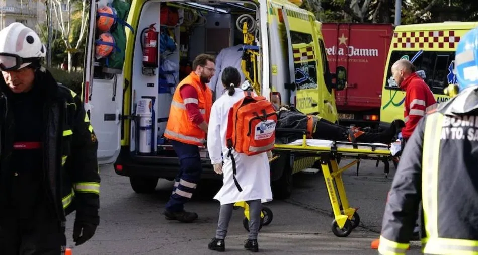 Foto 10 - Una mujer resulta herida tras el aparatoso vuelco de su coche en el Paseo de Carmelitas  