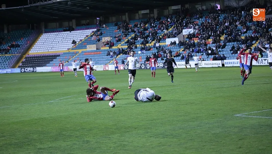 Un partido disputado en el Helmántico.