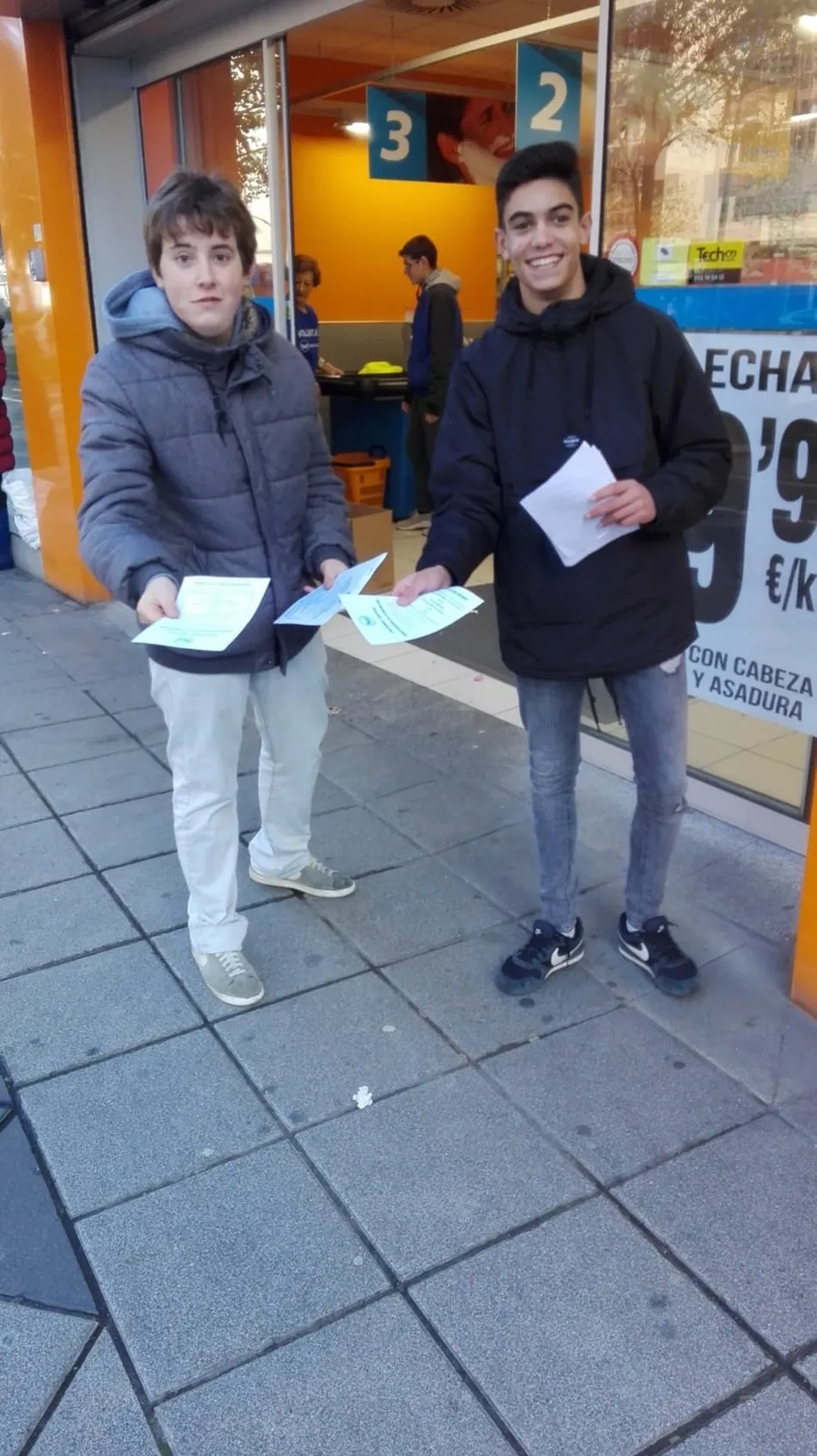 Foto 7 - Alumnos del IES Senara participan en la Gran Recogida del Banco de Alimentos