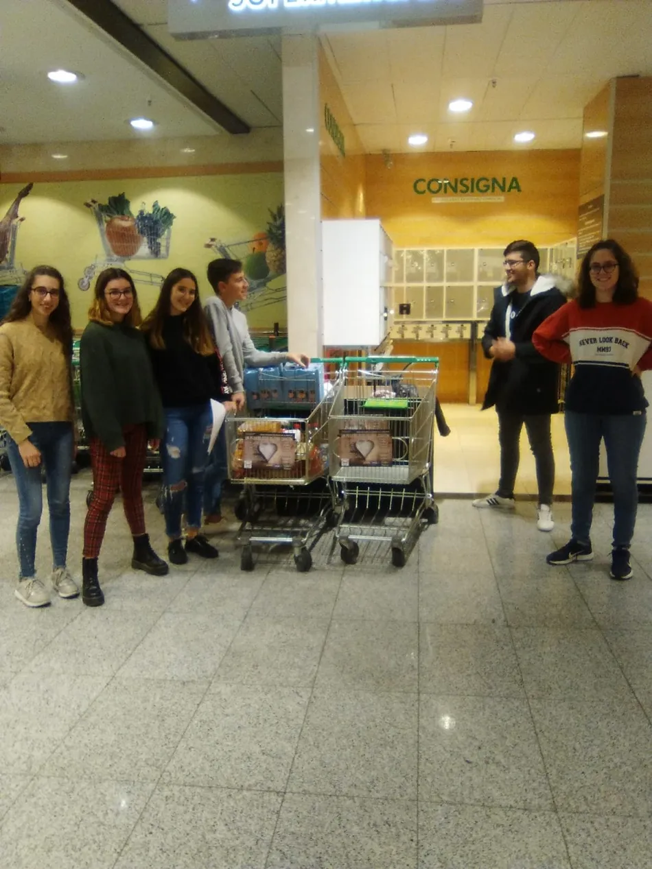 Foto 6 - Alumnos del IES Senara participan en la Gran Recogida del Banco de Alimentos