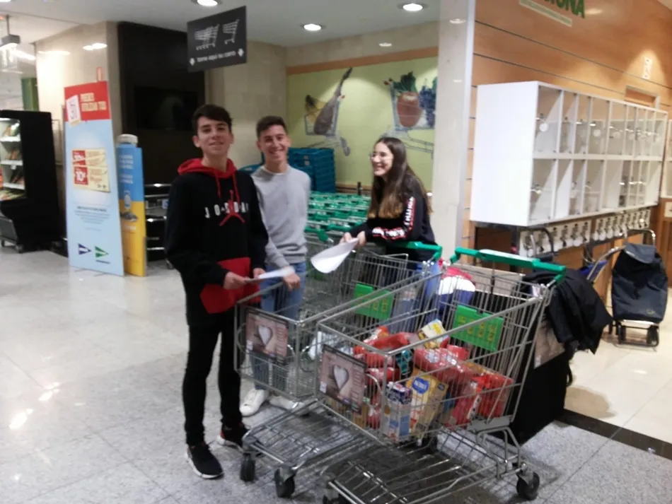 Foto 5 - Alumnos del IES Senara participan en la Gran Recogida del Banco de Alimentos