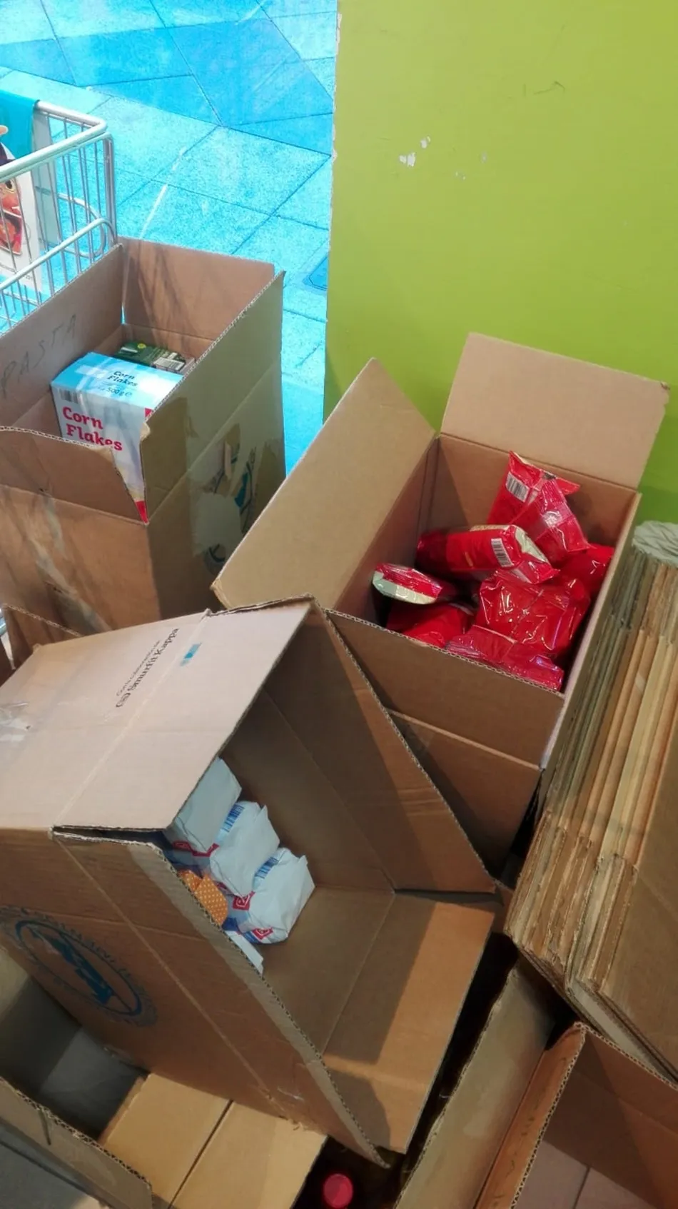 Foto 4 - Alumnos del IES Senara participan en la Gran Recogida del Banco de Alimentos