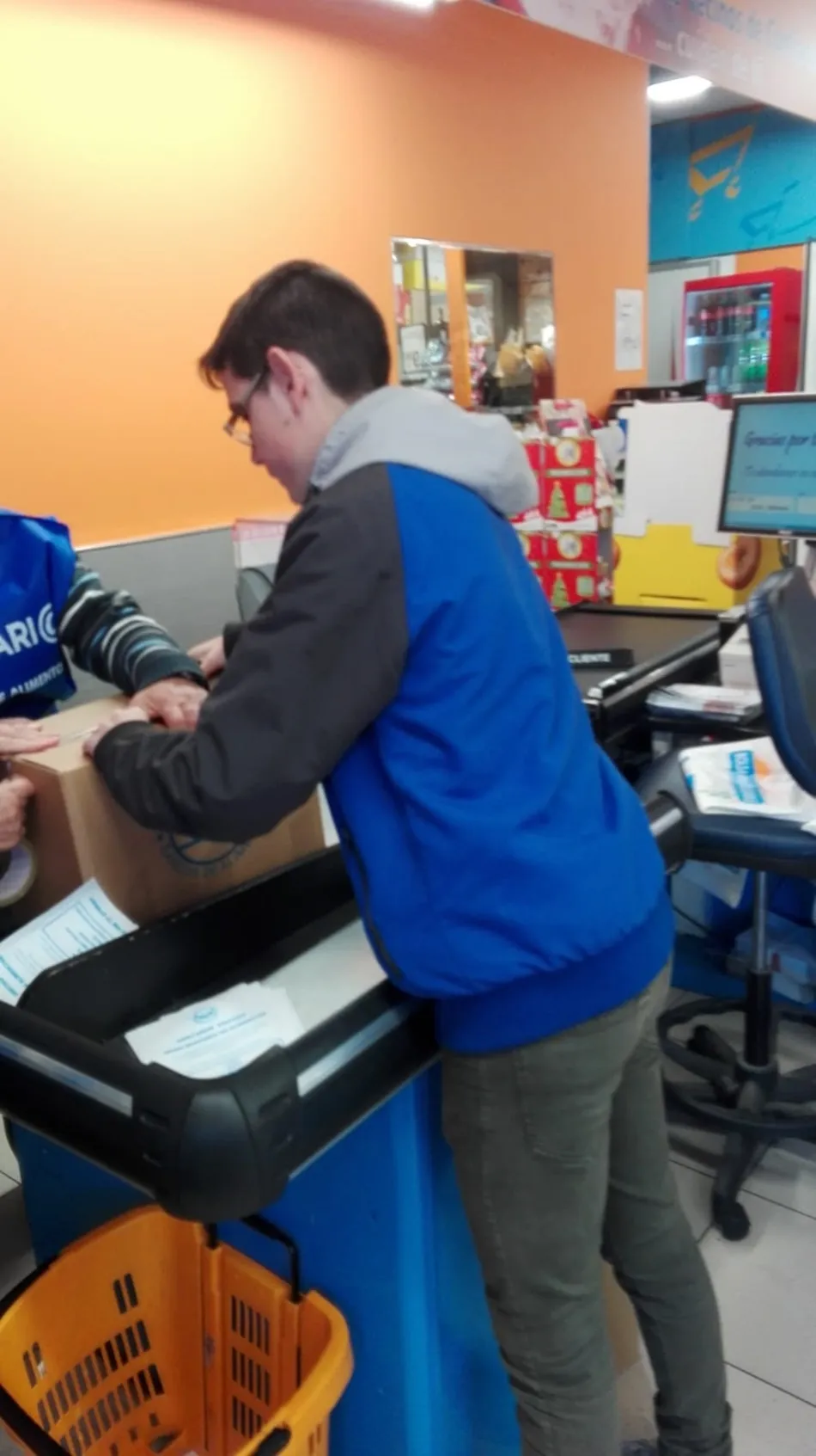 Foto 3 - Alumnos del IES Senara participan en la Gran Recogida del Banco de Alimentos