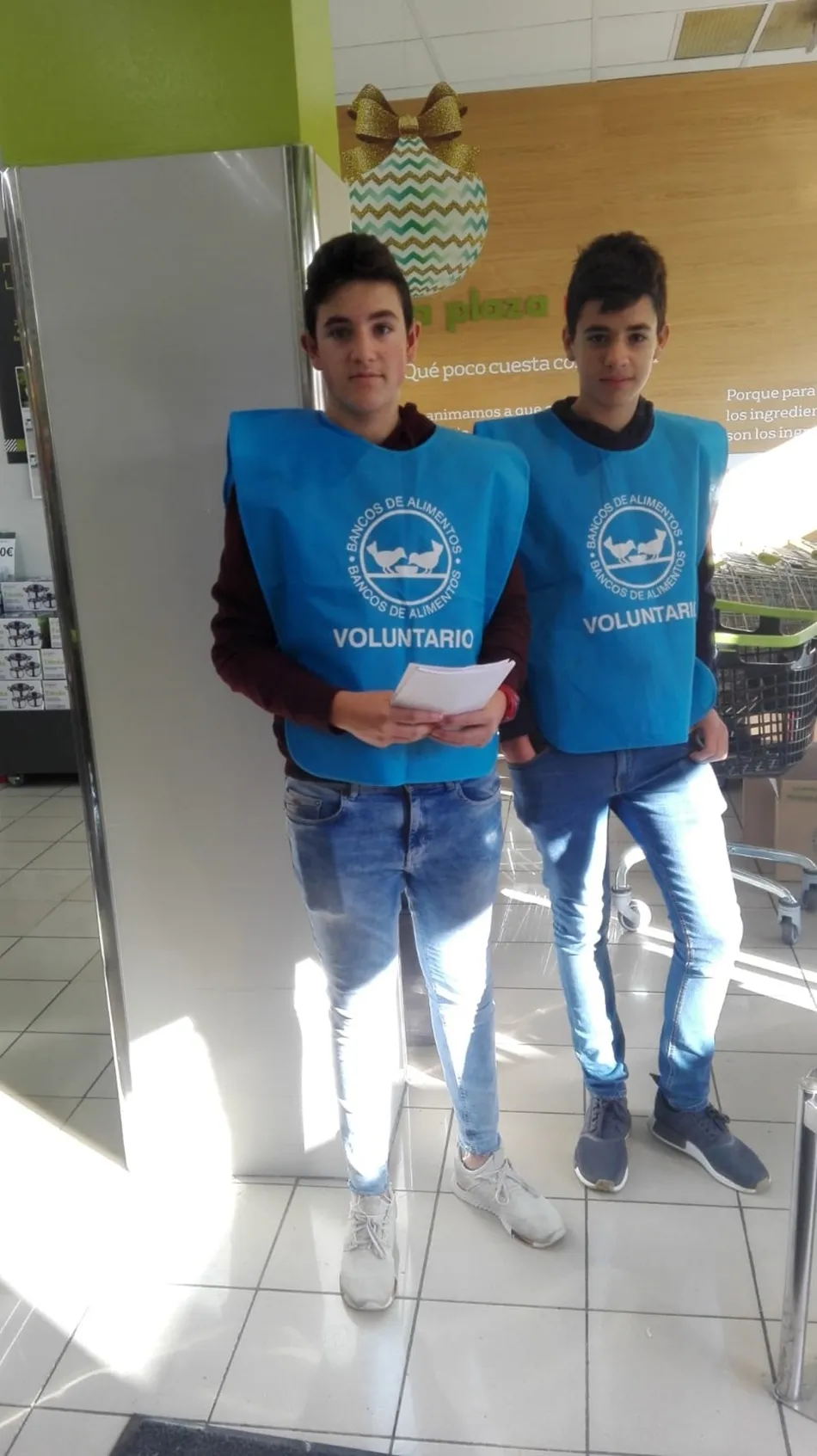 Foto 2 - Alumnos del IES Senara participan en la Gran Recogida del Banco de Alimentos