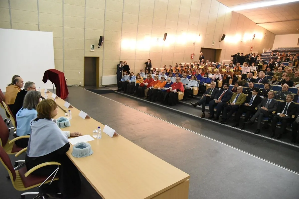 Momento del acto académico presidido por el rector Ricardo Rivero