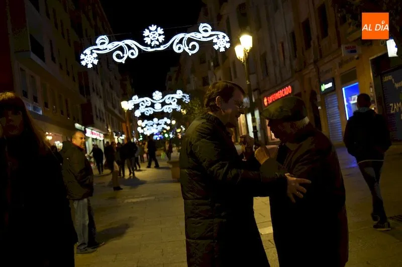 Foto 3 - La Navidad llega a Salamanca con el encendido de luces que transforma 80 calles y plazas  