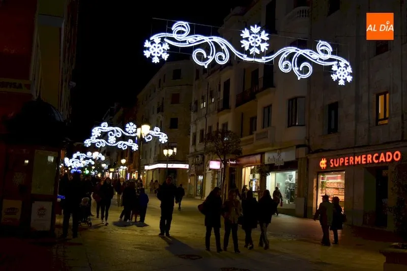 Foto 2 - La Navidad llega a Salamanca con el encendido de luces que transforma 80 calles y plazas  
