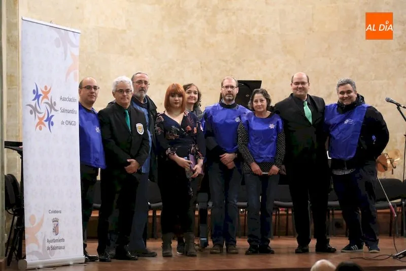 Representantes de la Asociación Salmantina de ONGD junto a los artistas que protagonizaron el concierto. Foto de Alberto Martín