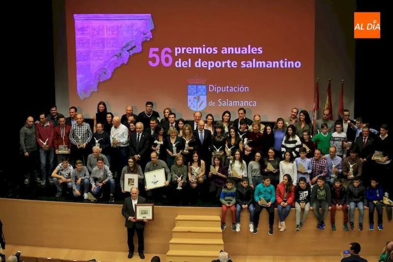 Foto de familia de los deportistas premiados