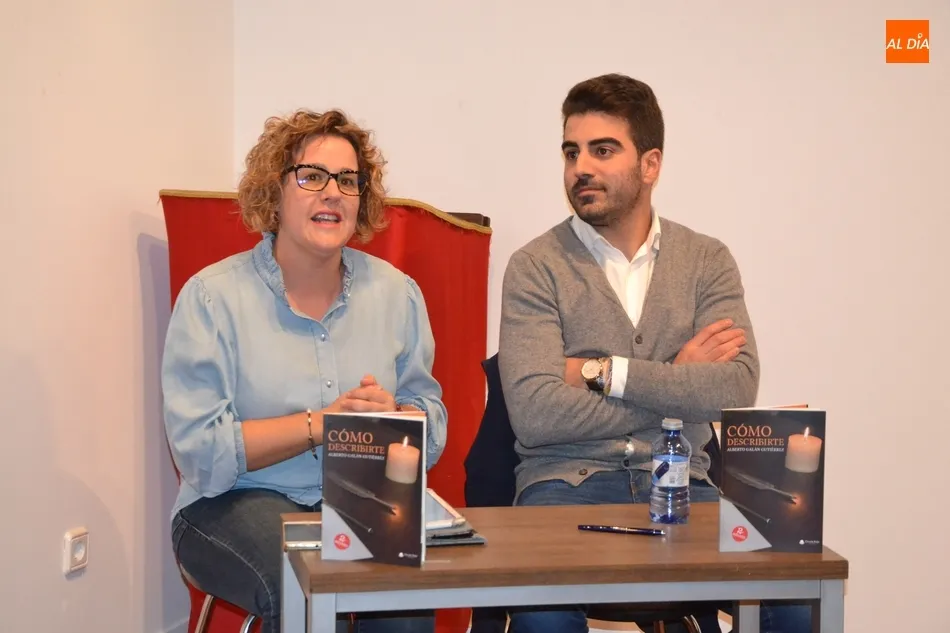 La Casa de la Cultura se queda pequeña para la presentación del libro de Alberto Galán  
