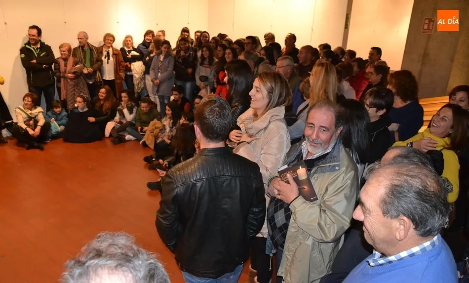Foto 6 - La Casa de la Cultura se queda peque&ntilde;a para la presentaci&oacute;n del libro de Alberto Gal&aacute;n  