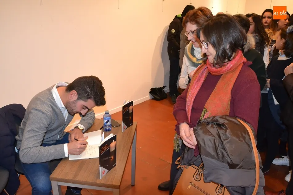 Foto 3 - La Casa de la Cultura se queda peque&ntilde;a para la presentaci&oacute;n del libro de Alberto Gal&aacute;n  