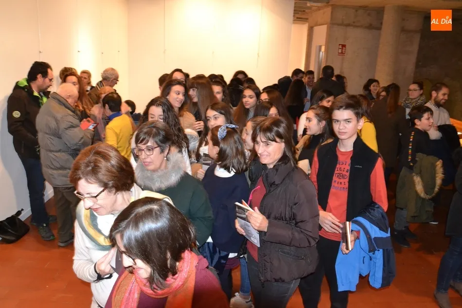Foto 2 - La Casa de la Cultura se queda peque&ntilde;a para la presentaci&oacute;n del libro de Alberto Gal&aacute;n  