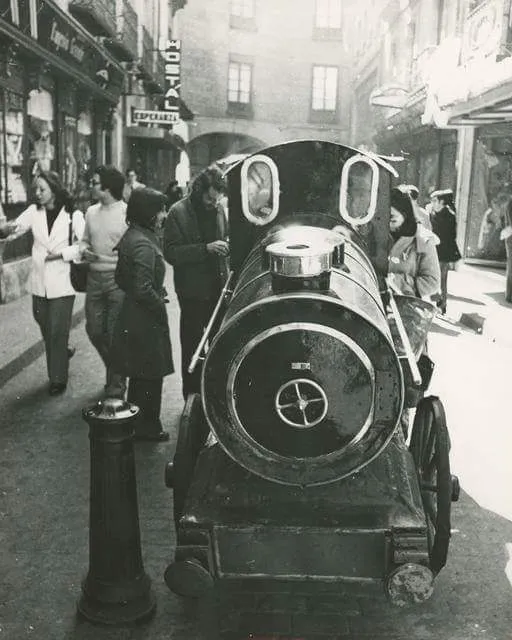 Foto 2 - La m&aacute;quina de las pipas en la calle Concejo