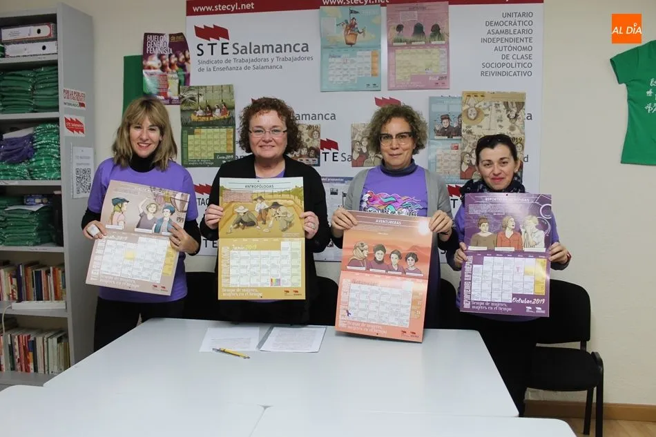 Integrantes de la Organización de Mujeres de STE-Salamanca con los calendarios de 2019.