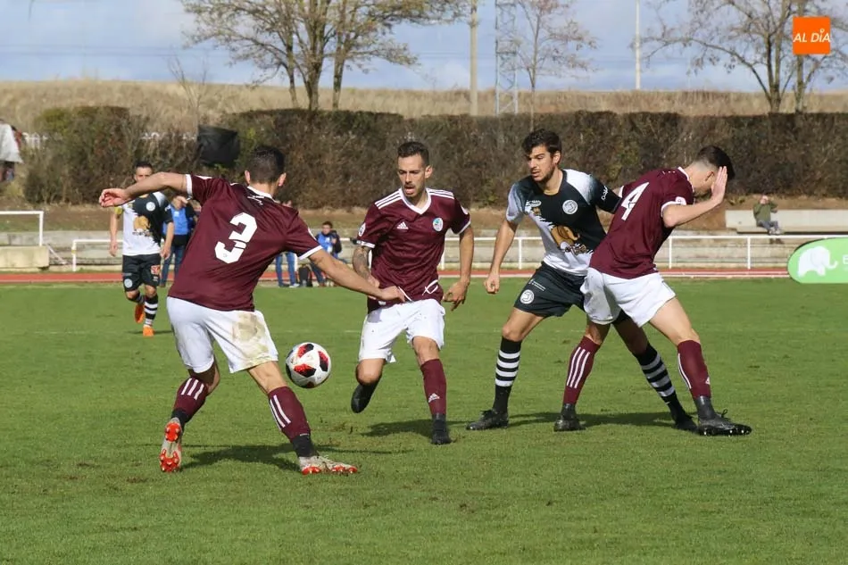 Víctor Mena, Manu Molina y Toño Vázquez pelean un balón en el derbi. / Alberto Martín