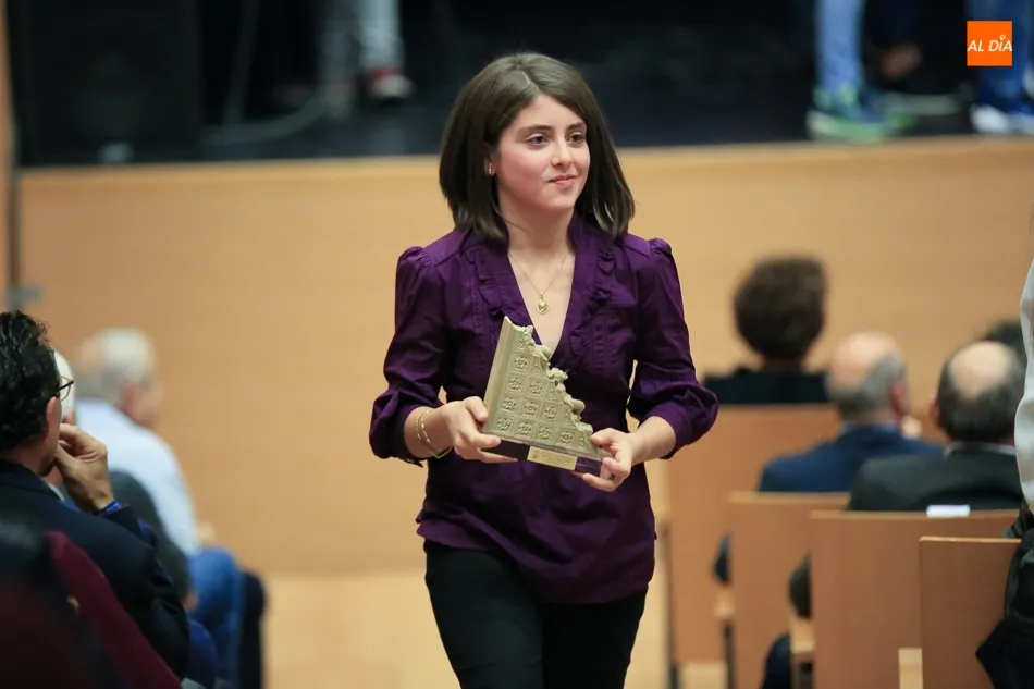 Foto 3 - La albense Mar&iacute;a de las Heras recibe el premio a la mejor deportista escolar femenina