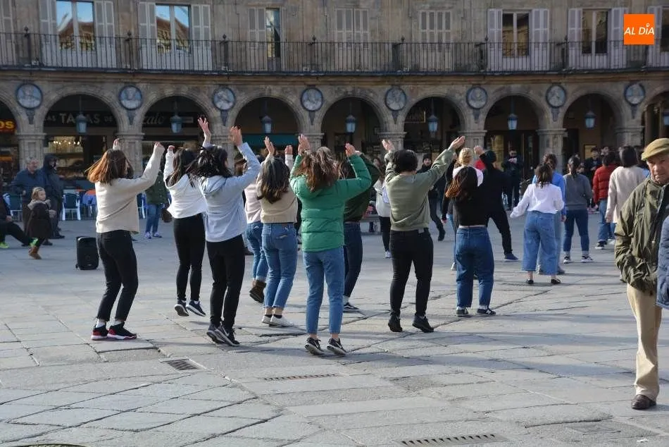 Foto 5 - Un divertido rodaje musical sorpende a los viandantes en la Plaza Mayor