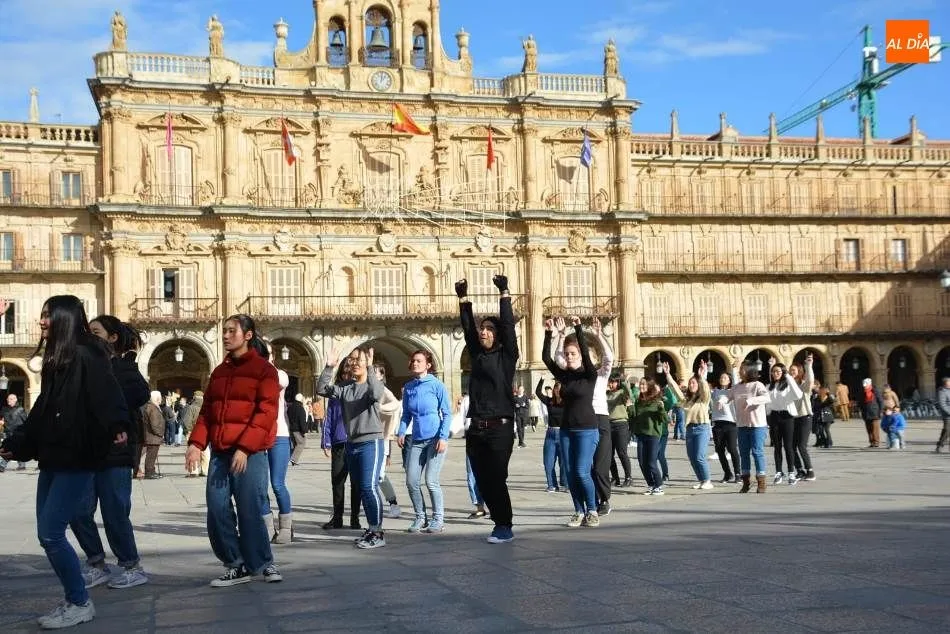 Foto 4 - Un divertido rodaje musical sorpende a los viandantes en la Plaza Mayor
