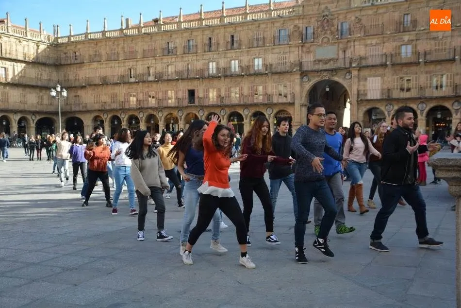 Foto 3 - Un divertido rodaje musical sorpende a los viandantes en la Plaza Mayor