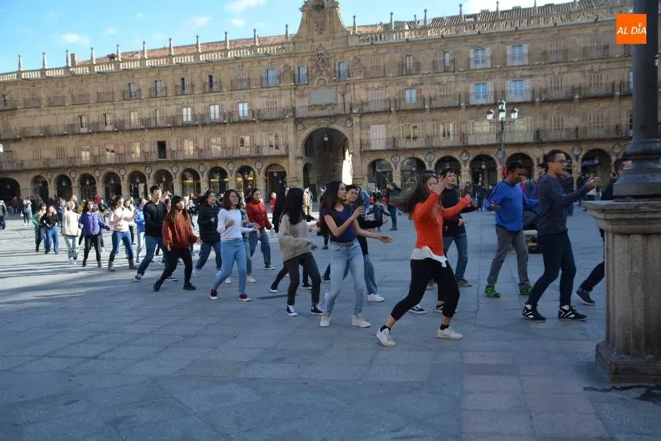 Foto 2 - Un divertido rodaje musical sorpende a los viandantes en la Plaza Mayor