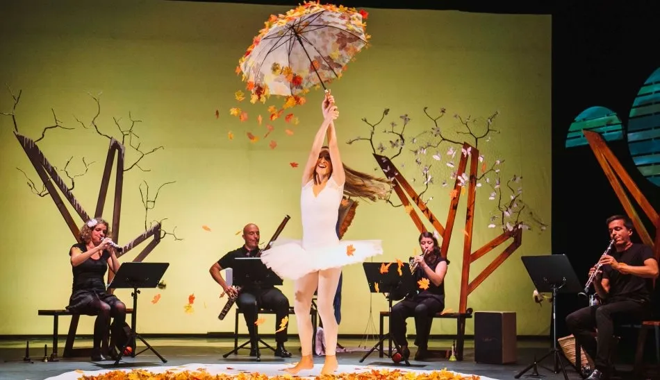 El espectáculo recoge la historia de tres semillas que emprenden un largo viaje para convertirse en maravillosas flores