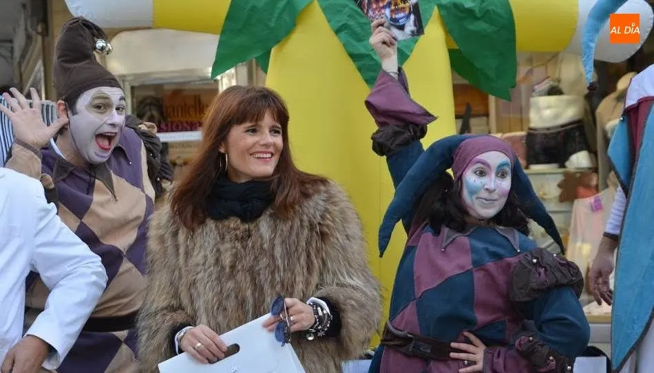 La concejal de Comercio, Almudena Parres, junto a algunos de los figurantes de este pasacalles. Foto de Lydia González