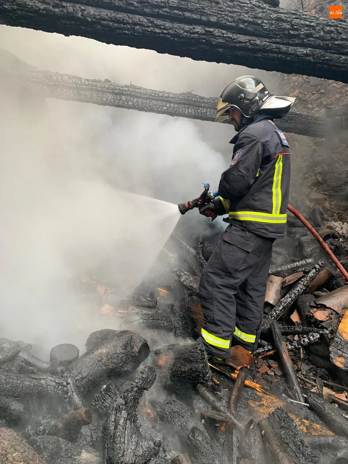 Foto 2 - Un fuego en una vivienda alarma la pasada madrugada a los vecinos de Hinojosa de Duero
