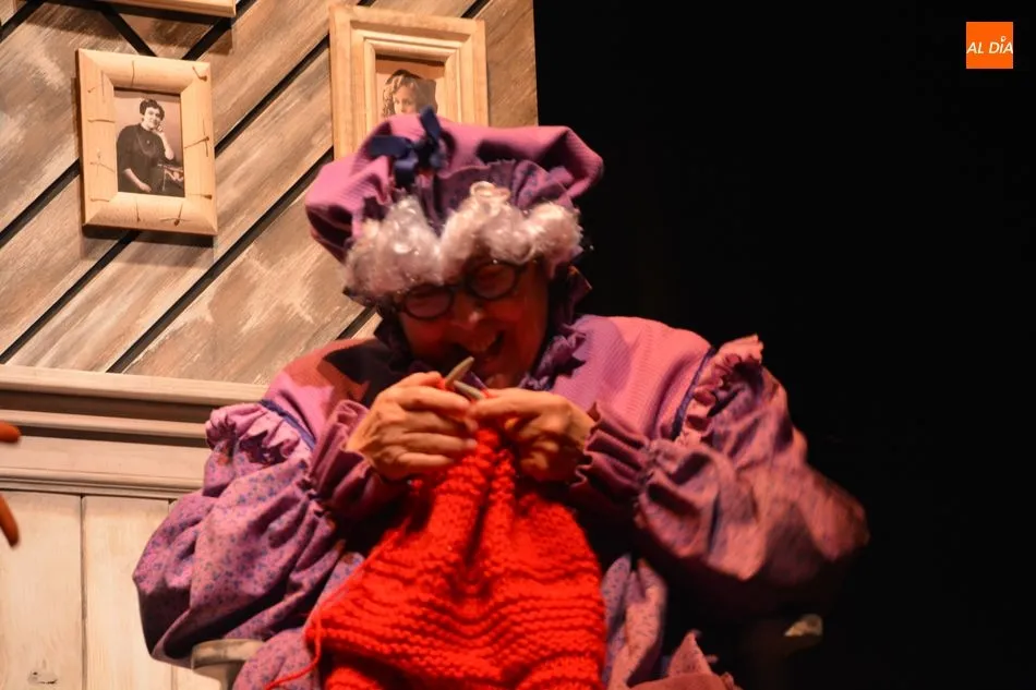 Foto 11 - Teloncillo transforma el cuento de Caperucita en una comedia de enredos dislocados