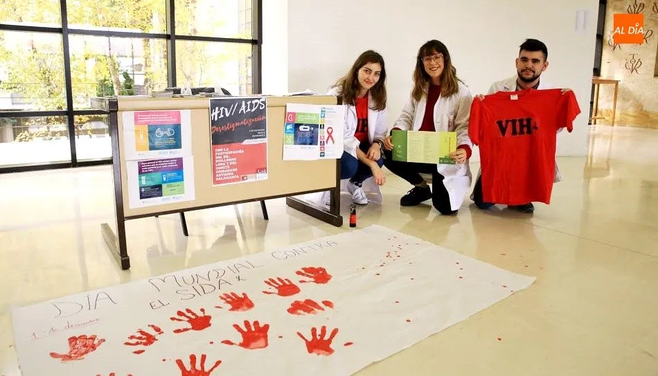 Universitarios salmantinos en una de las campañas contra el sida realizadas esta semana en el edificio FES. Foto de Alberto Martín