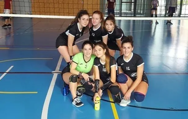 El equipo Cadete de voleibol de Ciudad Rodrigo logra su primer triunfo  