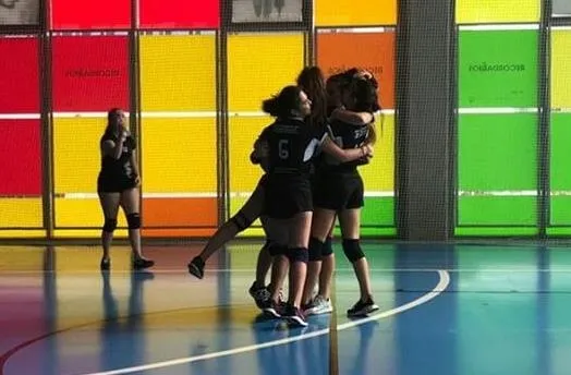 Foto 4 - El equipo Cadete de voleibol de Ciudad Rodrigo logra su primer triunfo  
