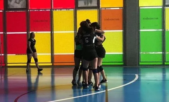 Foto 3 - El equipo Cadete de voleibol de Ciudad Rodrigo logra su primer triunfo  