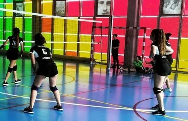 Foto 2 - El equipo Cadete de voleibol de Ciudad Rodrigo logra su primer triunfo  