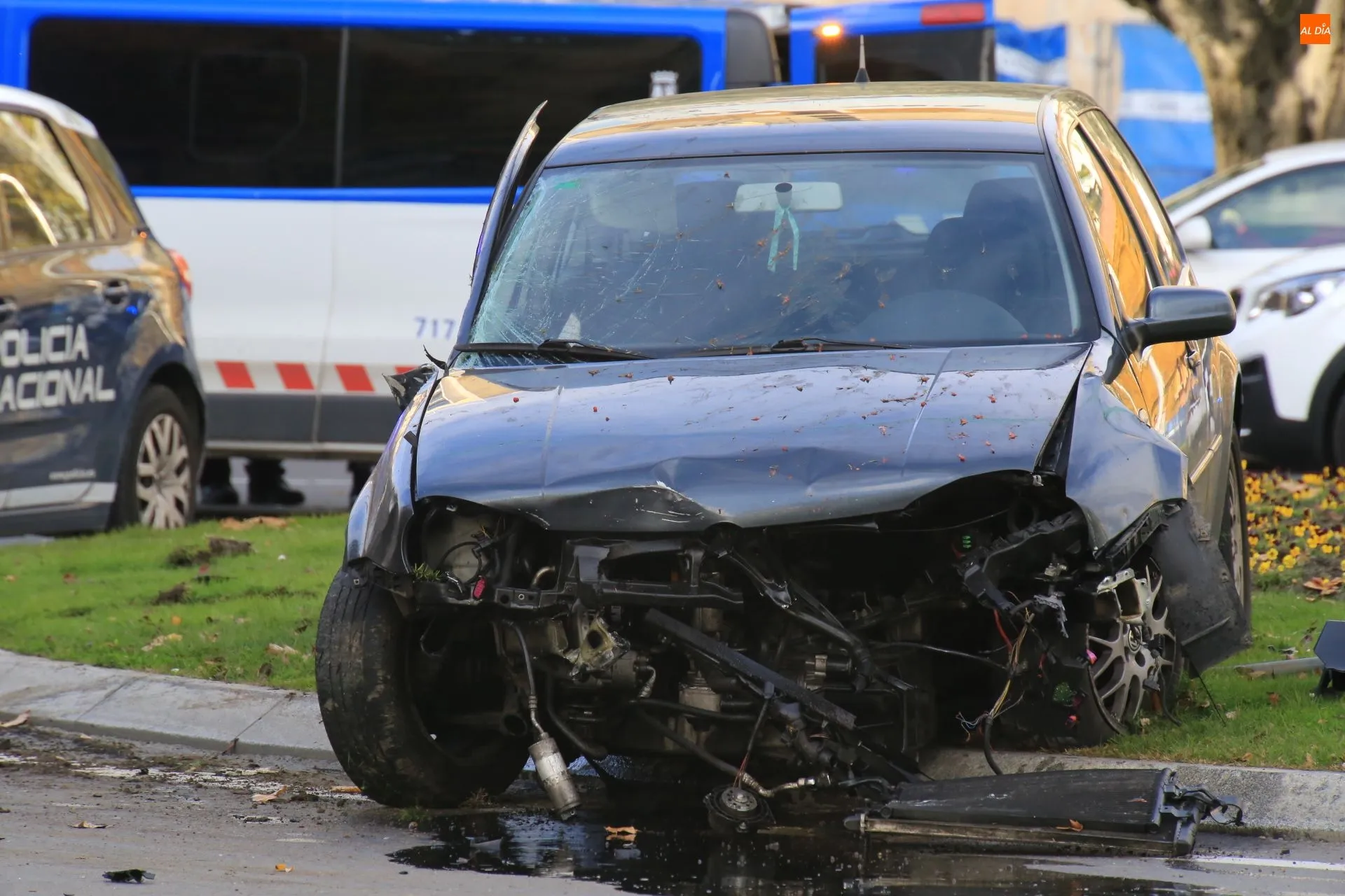 Uno de los vehículos, un Golf de color negro, completamente destruido tras el accidente / Foto: Alberto Martín.