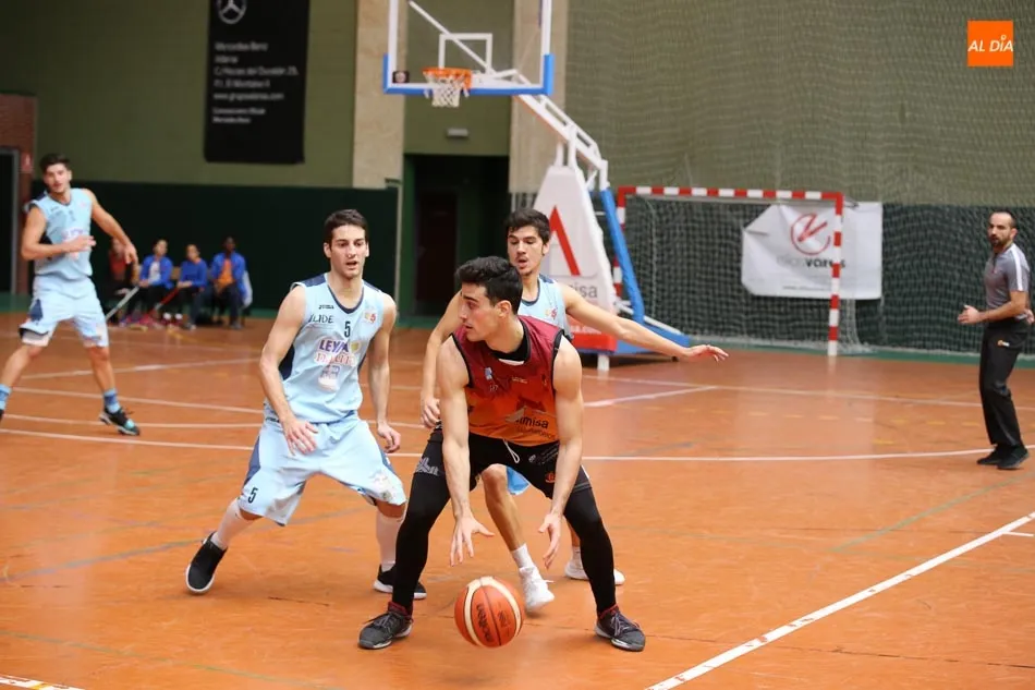 Acción de un partido del Aquimisa Basket en casa
