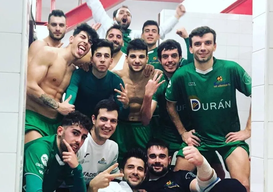 Los jugadores del Piensos Durán Albense celebraron la victoria en el vestuario