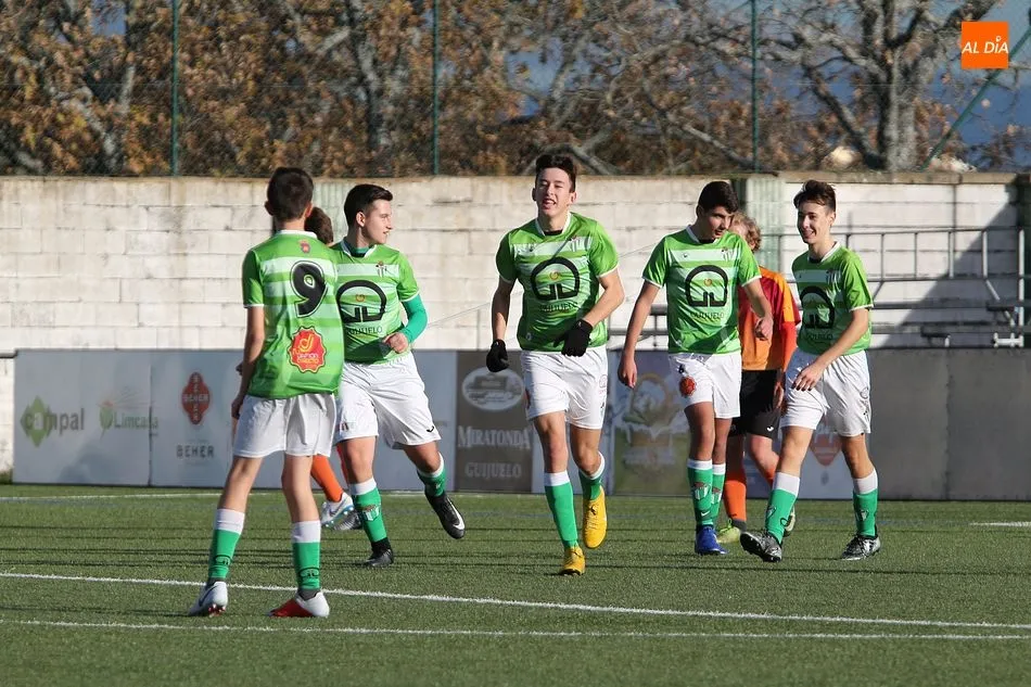 Los jugadores del Guijuelo Cadete celebran el segundo gol ante el Carbajosa
