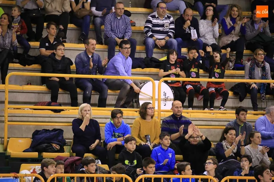 Foto 11 - La Antigua CB Tormes da una lecci&oacute;n de baloncesto ante el Cantabria Estela (78-77)