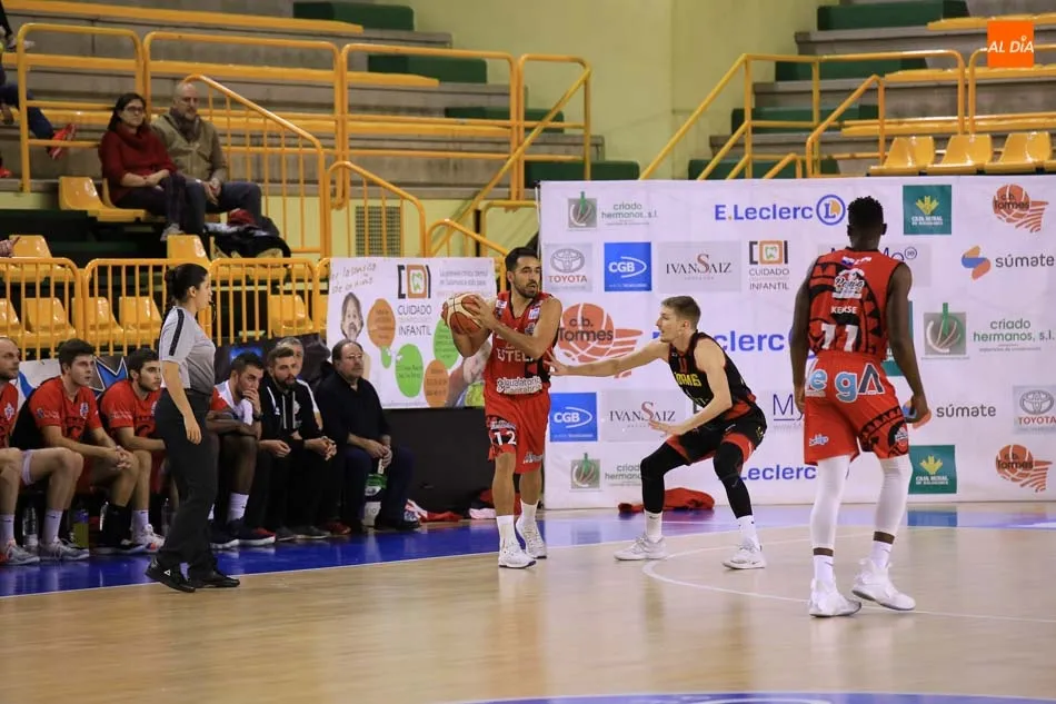 Foto 10 - La Antigua CB Tormes da una lecci&oacute;n de baloncesto ante el Cantabria Estela (78-77)
