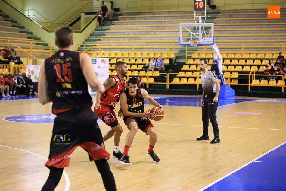 Foto 9 - La Antigua CB Tormes da una lecci&oacute;n de baloncesto ante el Cantabria Estela (78-77)