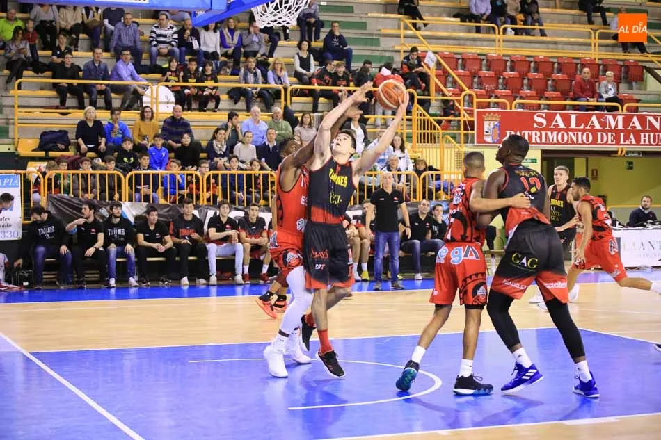 Foto 8 - La Antigua CB Tormes da una lecci&oacute;n de baloncesto ante el Cantabria Estela (78-77)